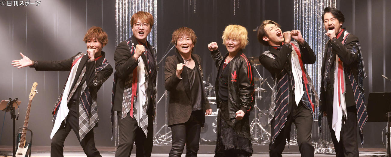 「3人の歌仲間43」と題した無観客配信ライブを行った、左から後上翔太、酒井一圭、影山ヒロノブ、遠藤正明、白川裕二郎、小田井涼平（撮影・中島郁夫）