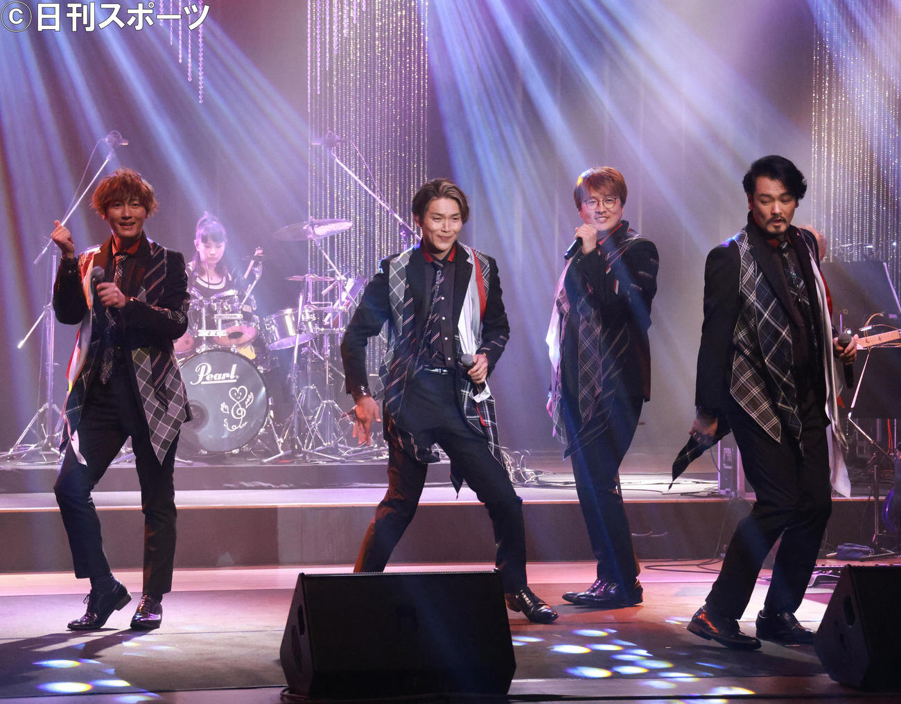 「3人の歌仲間43」と題した無観客配信ライブを行った純烈（撮影・中島郁夫）