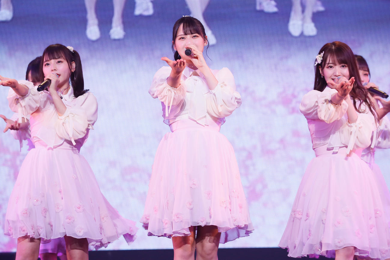 全国ツアー「全部、内緒。」初日公演で歌う＝LOVEの、左から斉藤なぎさ、高松瞳、大谷映美里