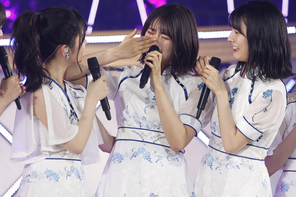 乃木坂46の4期生ライブで涙した清宮レイ（中央）。左は筒井あやめ、右は早川聖来