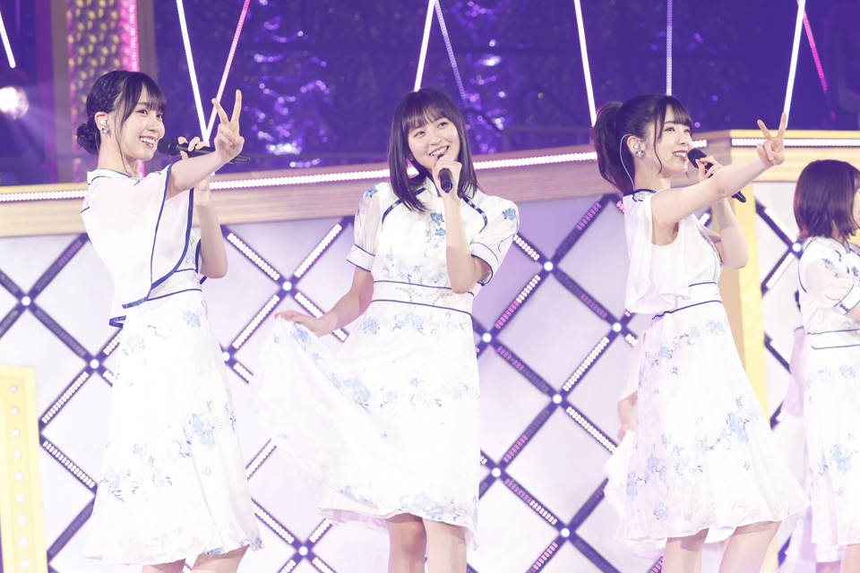 乃木坂46の4期生ライブで「ぐるぐるカーテン」を披露した（左から）賀喜遥香、遠藤さくら、筒井あやめ