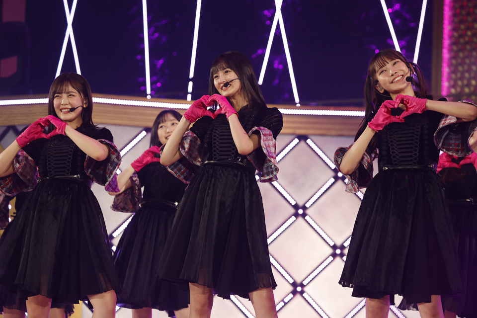 乃木坂46の4期生ライブでパフォーマンスする（前列左から）柴田柚菜、遠藤さくら、黒見明香