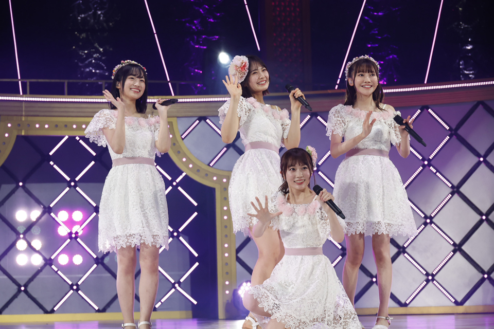 乃木坂46の4期生ライブでパフォーマンスする矢久保美緒（前列中央）と後列左から掛橋沙耶香、清宮レイ、黒見明香