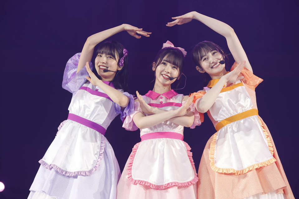 乃木坂46の4期生ライブでパフォーマンスする（左から）早川聖来、筒井あやめ、松尾美佑