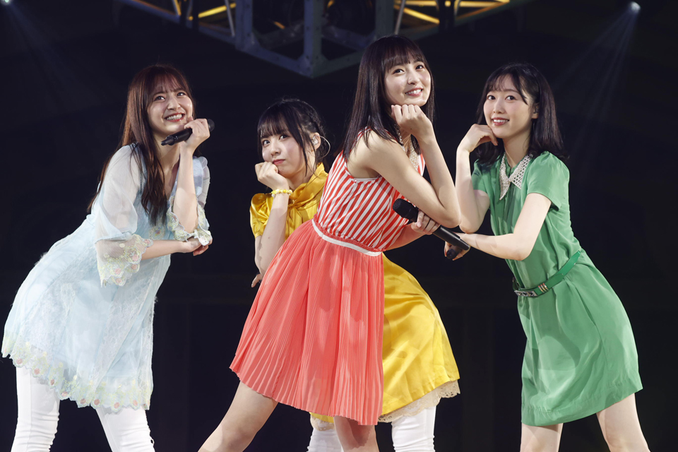 乃木坂46の4期生ライブでパフォーマンスする（左から）金川紗耶、佐藤璃果（奥）、遠藤さくら（手前）、北川悠理