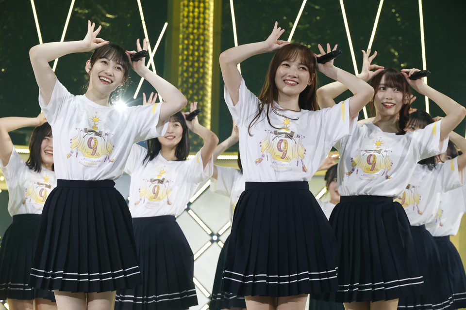 乃木坂46の4期生ライブで新曲「猫舌カモミールティー」を披露した（手前左から）松尾美佑、田村真佑、弓木奈於