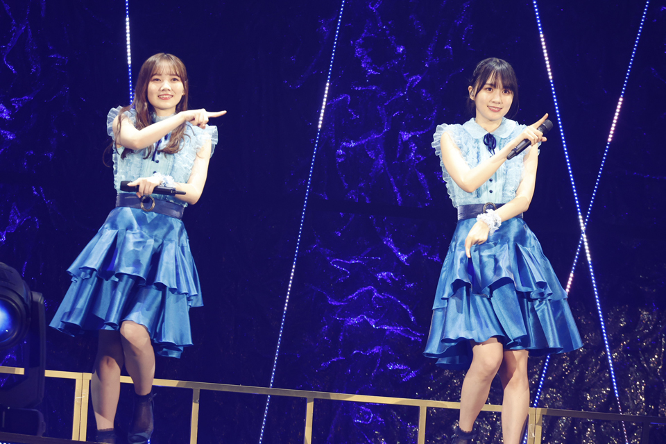 乃木坂46の4期生ライブでパフォーマンスする田村真佑（左）と賀喜遥香