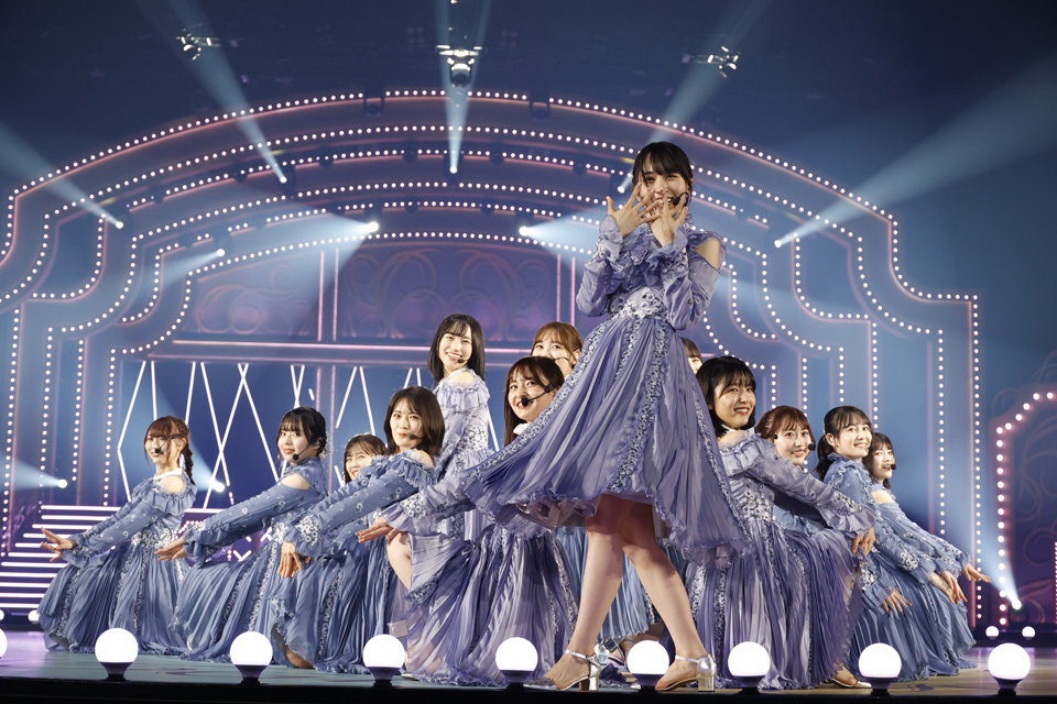 乃木坂46の4期生ライブでパフォーマンスする賀喜遥香（中央）ら