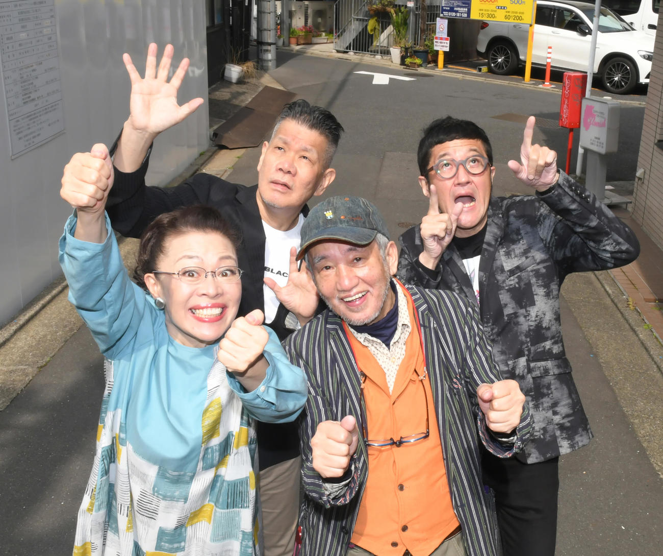 全国ツアー「王と花魁」が決定したWAHAHA本舗。前列左から柴田理恵、演出の喰始氏、後列左から梅垣義明、大久保ノブオ（撮影・酒井清司）