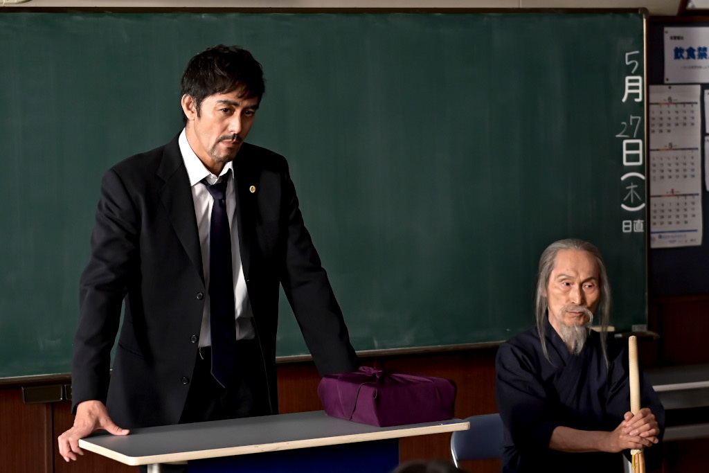 16日放送TBS系連続ドラマ「ドラゴン桜」の第4話に出演する品川徹（右）。左は主演の阿部寛（C）TBS