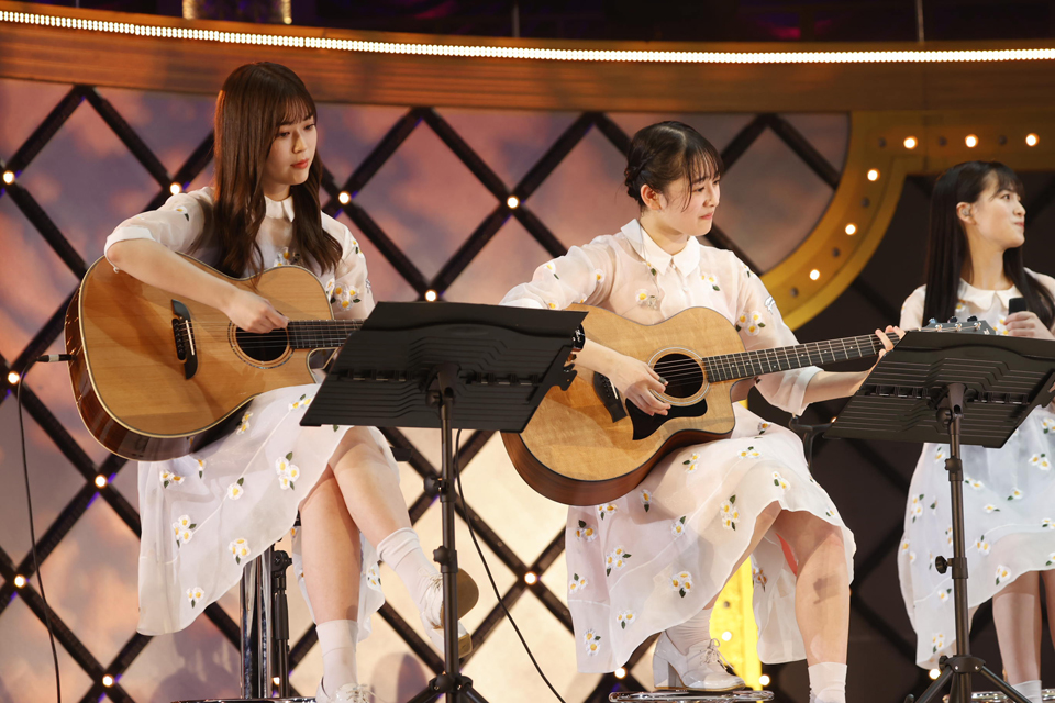 乃木坂46の3期生ライブで「僕だけの光」をギター演奏する岩本蓮加（左）と向井葉月（中央）