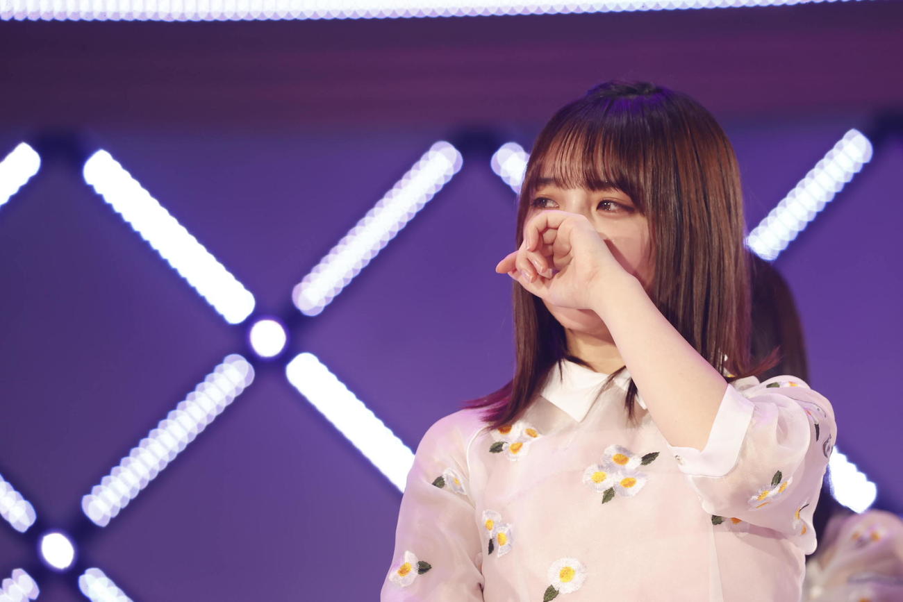 乃木坂46の3期生ライブで涙ぐむ与田祐希