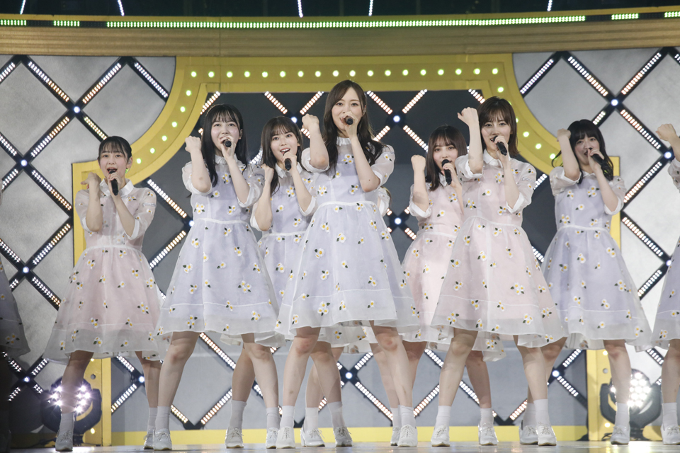 乃木坂46の3期生ライブでパフォーマンスするメンバーたち。中央は梅澤美波