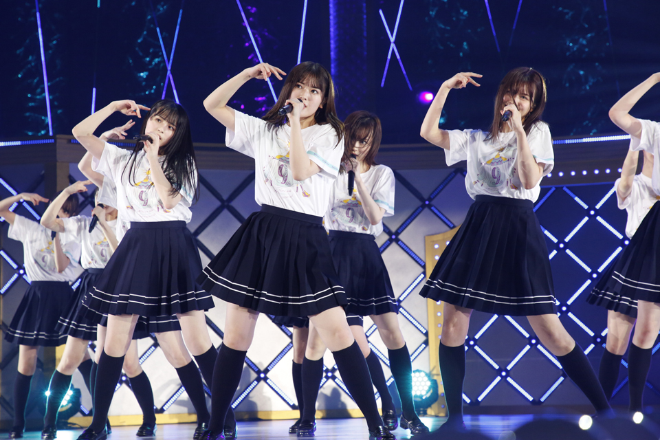 乃木坂46の3期生ライブで新曲「大人たちには指示されない」を初披露したメンバーたち。前列左から大園桃子、岩本蓮加、中村麗乃