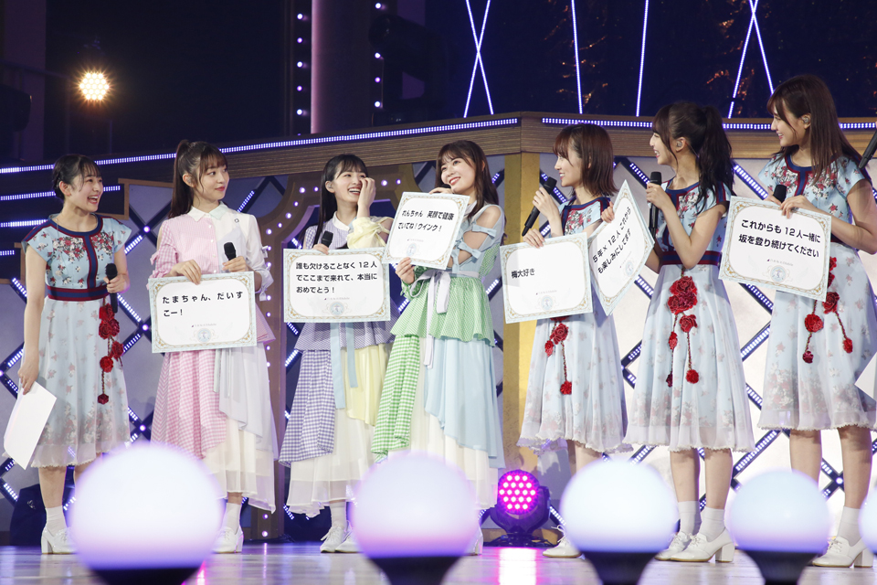 乃木坂46の3期生ライブで、客席に置かれていたファンからのメッセージカードを持ち寄るメンバーたち