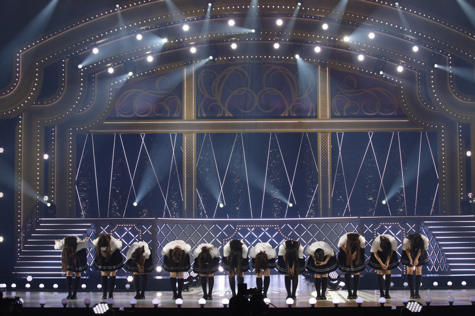 乃木坂46の3期生ライブでお辞儀する12人