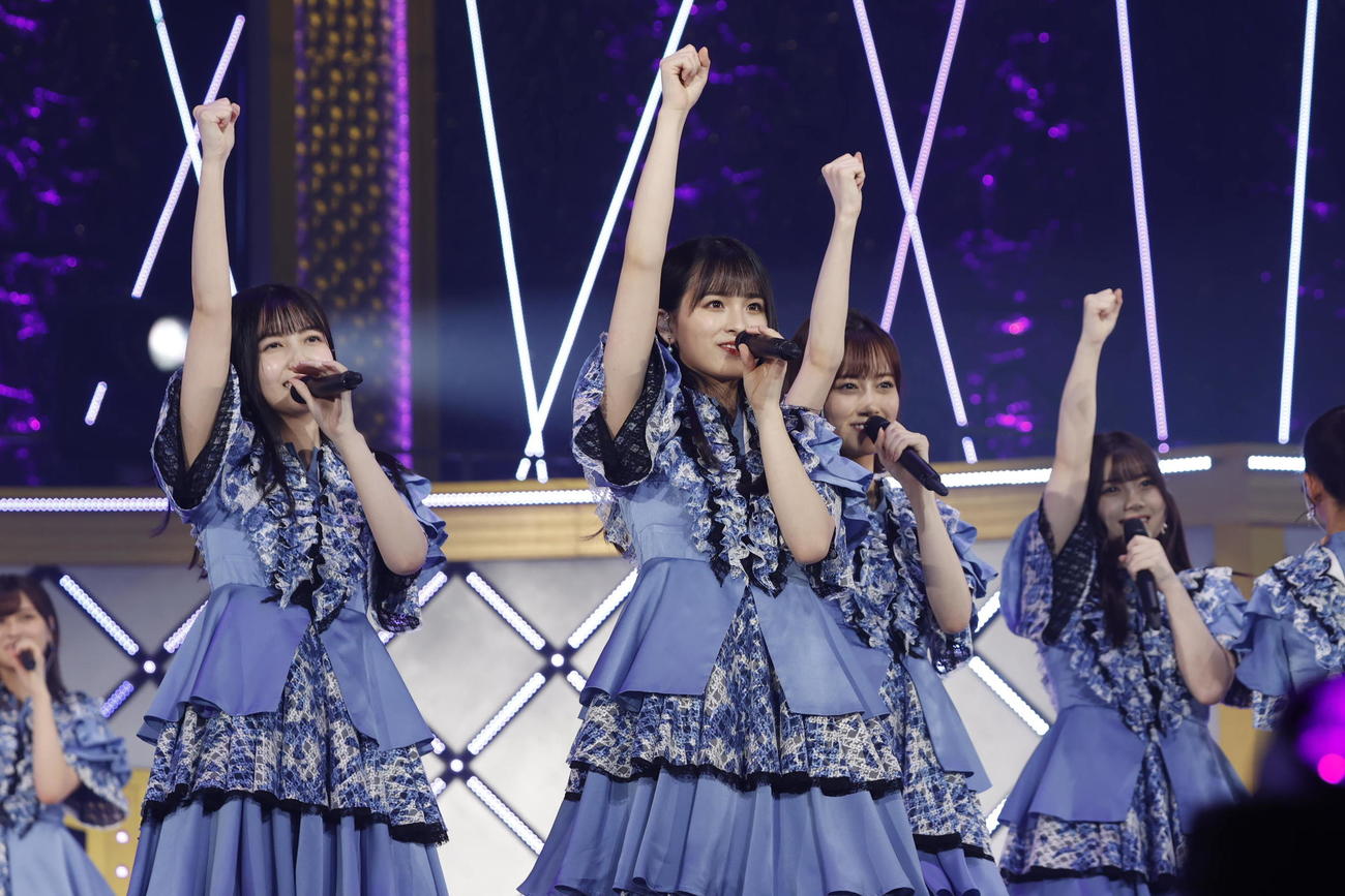 乃木坂46の3期生ライブで「3番目の風」を披露する大園桃子（中央）久保史緒里（左）ら