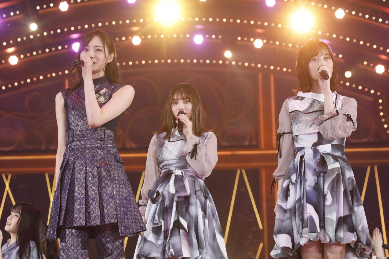 乃木坂46の3期生ライブでパフォーマンスする（左から）梅澤美波、与田祐希、山下美月
