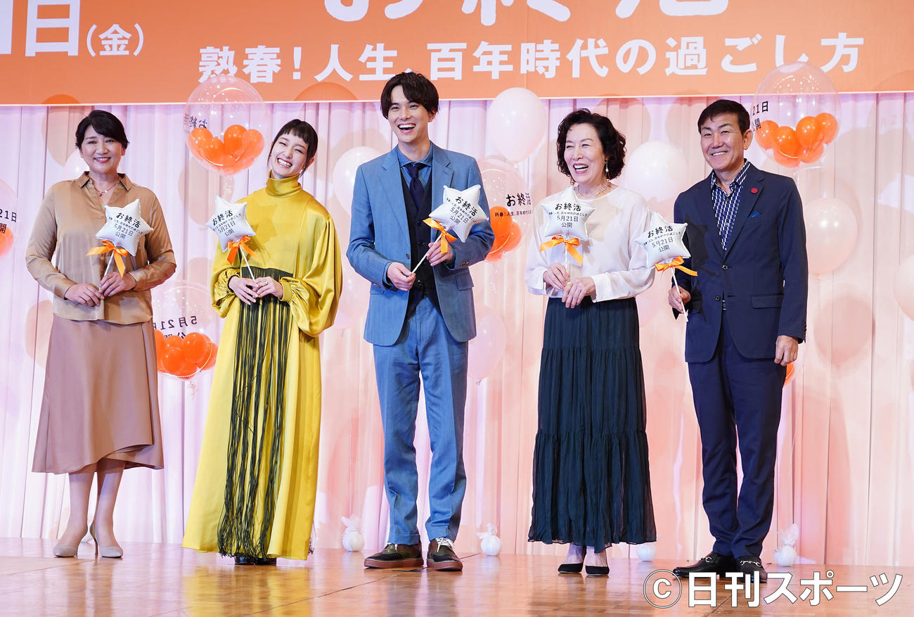 映画「お終活　熟春！人生、百年時代の過ごし方」の完成披露報告会で記念写真に納まる、左から松下由樹、剛力彩芽、水野勝、高畑淳子、香月秀之監督（撮影・菅敏）