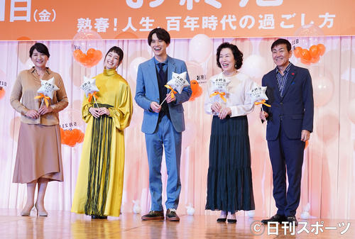 映画「お終活　熟春！人生、百年時代の過ごし方」の完成披露報告会で記念写真に納まる、左から松下由樹、剛力彩芽、水野勝、高畑淳子、香月秀之監督（撮影・菅敏）