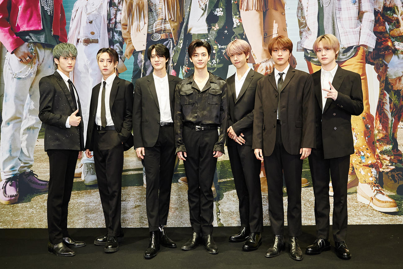 初のフルアルバム「Hot Sause」オンライン発表会見を行ったNCT DREAM。左からマーク、ロンジュン、ジェノ、ジェミン、チソン、ヘチャン、チョンロ