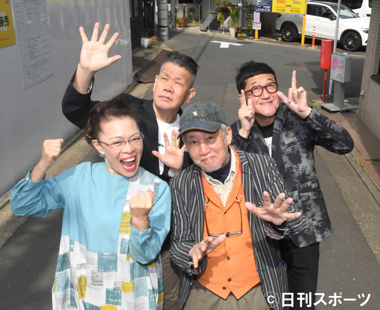 全国ツアー「王と花魁」が決定したWAHAHA本舗。前列左から柴田理恵、演出の喰始、後列左から梅垣義明、大久保ノブオ（撮影・酒井清司）