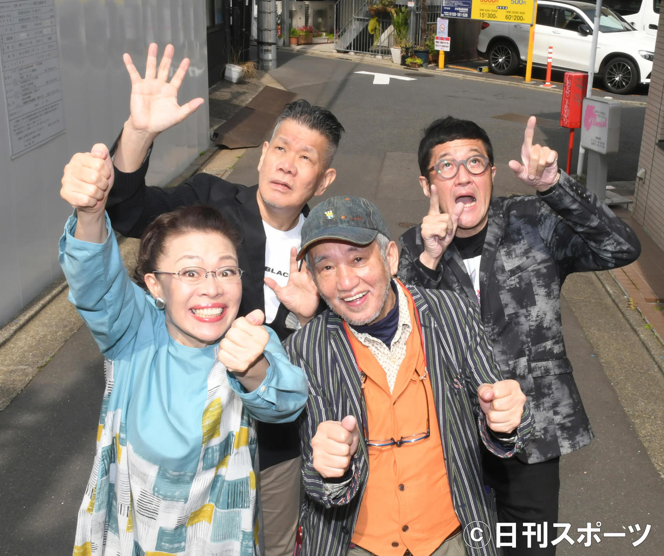 全国ツアー「王と花魁」が決定したWAHAHA本舗。前列左から柴田理恵、演出の喰始、後列左から梅垣義明、大久保ノブオ（撮影・酒井清司）