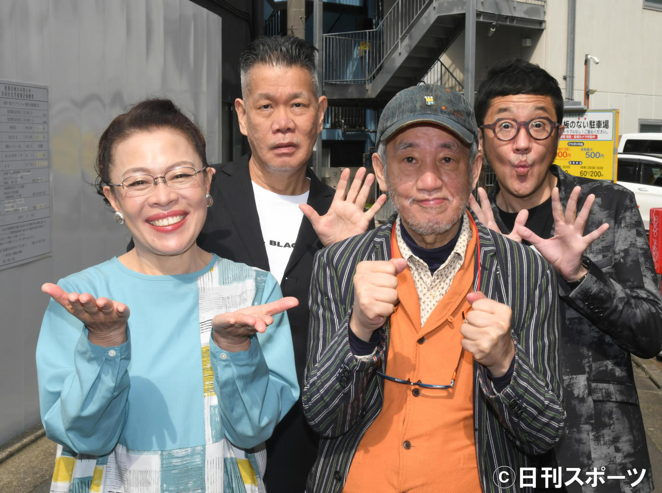 全国ツアー「王と花魁」が決定したWAHAHA本舗。前列左から柴田理恵、演出の喰始、後列左から梅垣義明、大久保ノブオ（撮影・酒井清司）