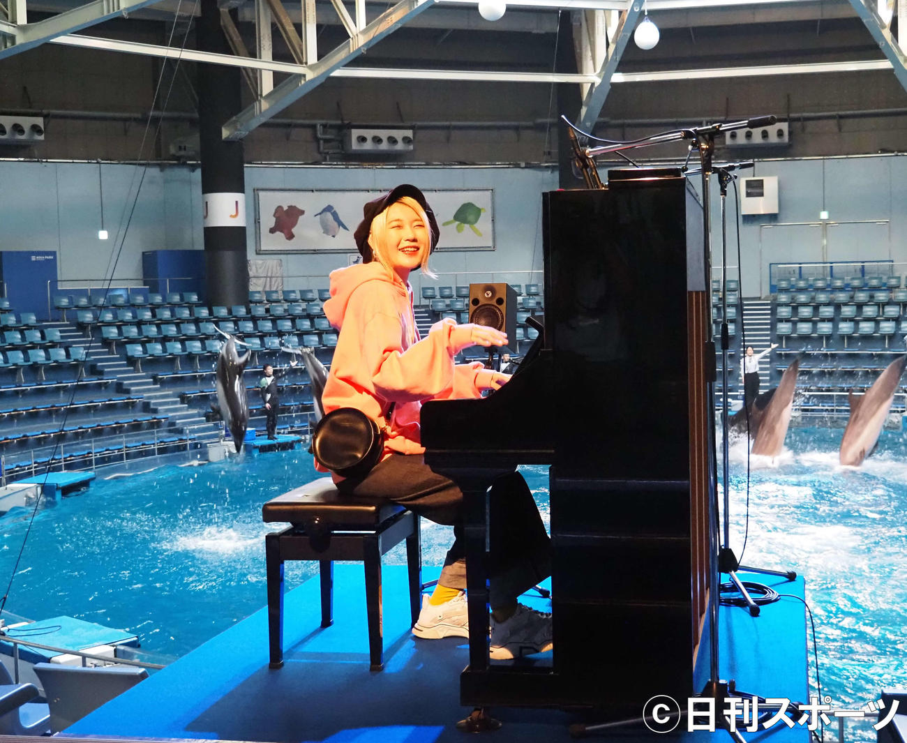 イルカをバックにパフォーマンスを披露したハラミちゃん（撮影・遠藤尚子）