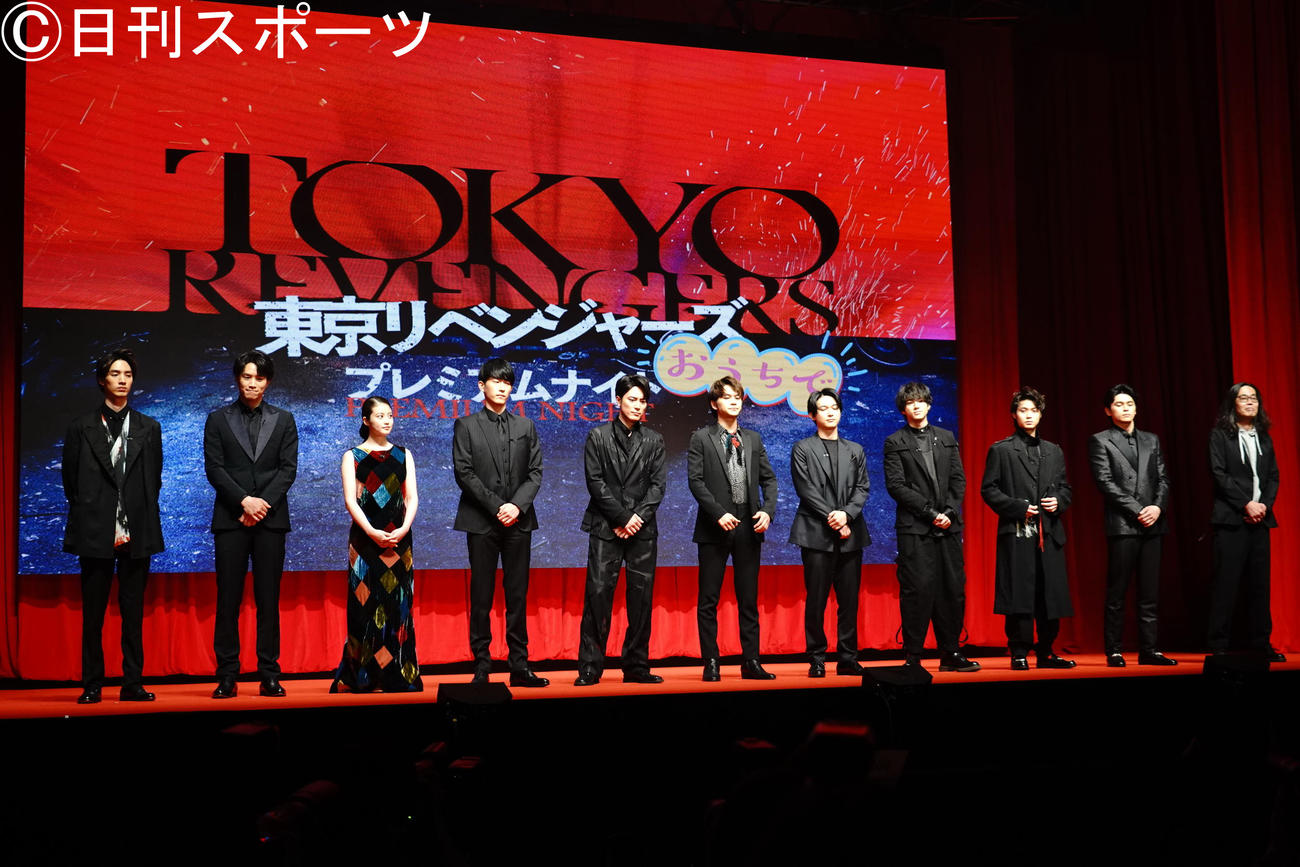 映画「東京リベンジャーズ」おうちでプレミアムナイトに出席した、左から清水尋也、鈴木伸之、今田美桜、杉野遥亮、間宮祥太朗、北村匠海、吉沢亮、山田裕貴、磯村勇斗、英勉監督（撮影・佐藤成）