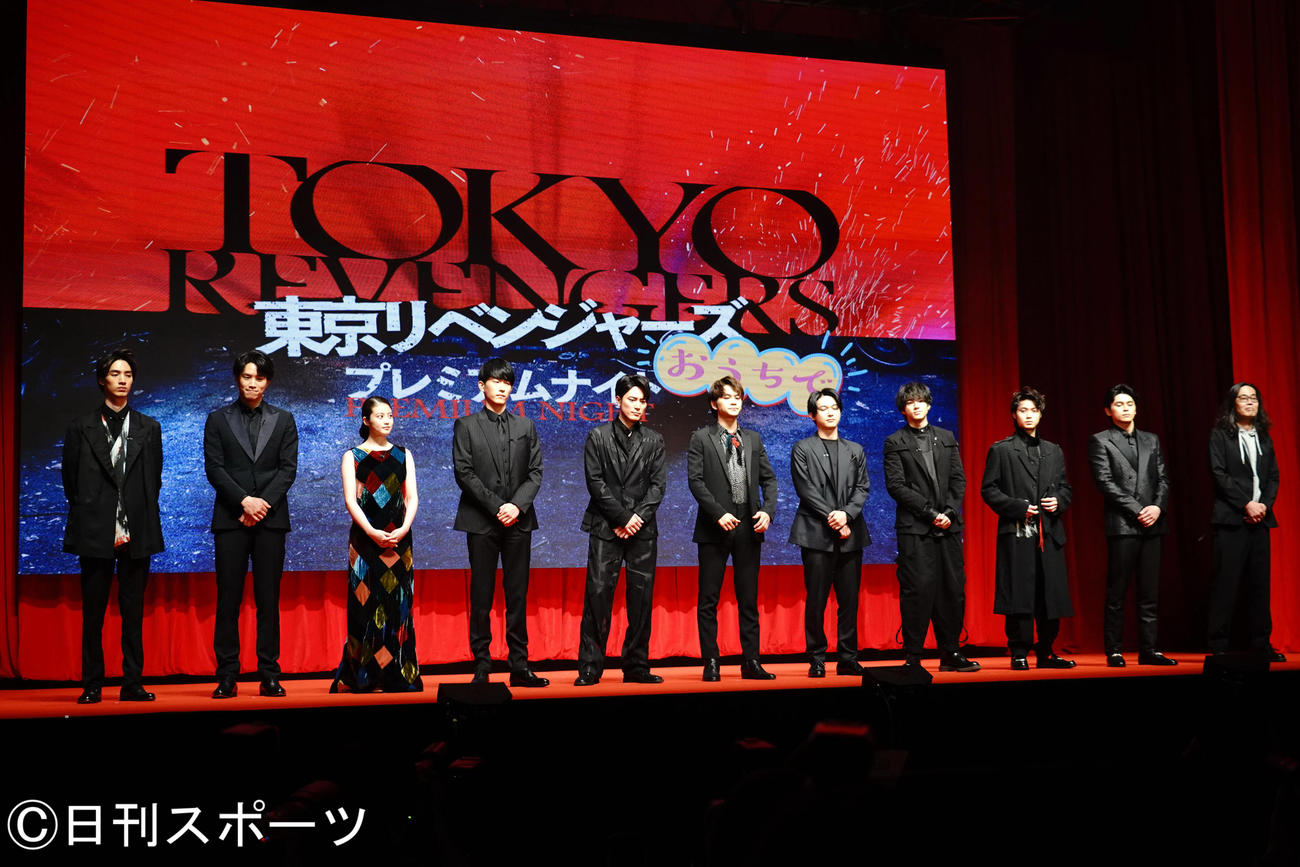 映画「東京リベンジャーズ」おうちでプレミアムナイトに出席した、左から清水尋也、鈴木伸之、今田美桜、杉野遥亮、間宮祥太朗、北村匠海、吉沢亮、山田裕貴、磯村勇斗、眞栄田郷敦、英勉監督（撮影・佐藤成）