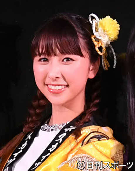スカイツリー特別ライティング点灯式　ソラカラちゃんと一緒にポーズをするももいろクローバーZ。左2人目から佐々木彩夏、百田夏菜子、玉井詩織、高城れに＝2018年5月7日