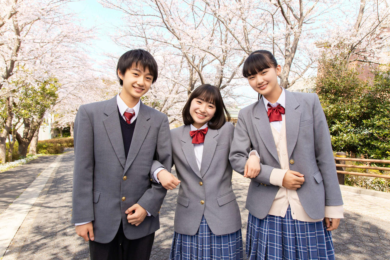 WOWOWドラマ「ショートショート劇場『こころのフフフ』」に出演する櫻坂46山崎天（右）。中央は田牧そら、左は大西利空
