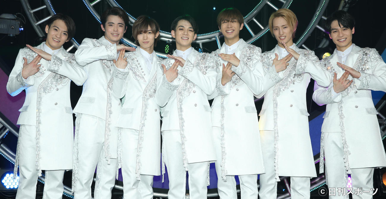 記念撮影するTravis　Japan。左から松倉海斗、吉沢閑也、七五三掛龍也、宮近海斗、中村海人、川島如恵留、松田元太（撮影・中島郁夫）