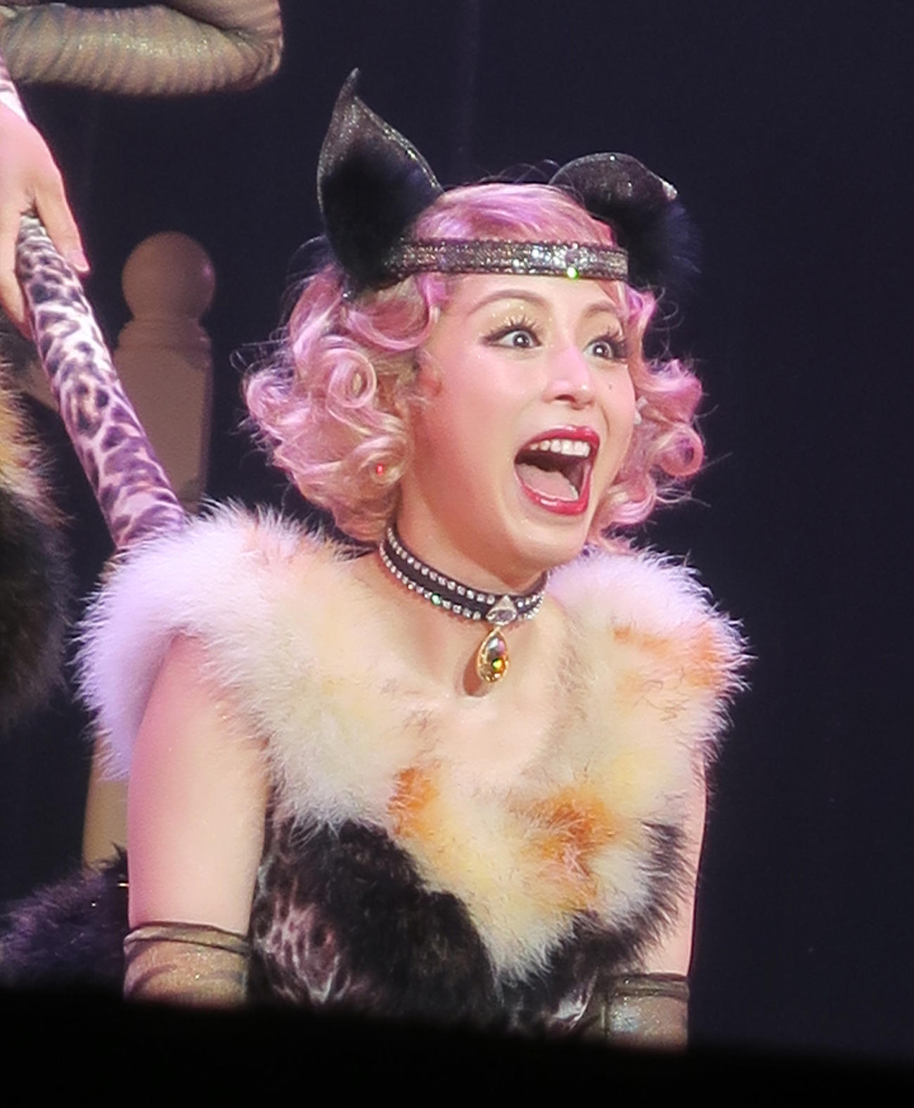 ミュージカル「ブロードウェイと銃弾」でネコ耳をつけて踊る平野綾