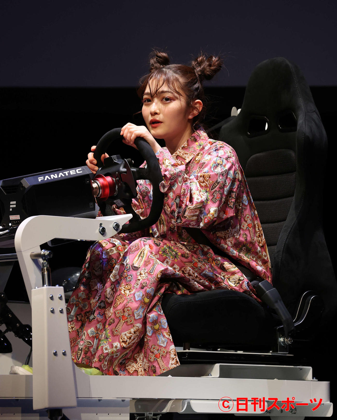 ドライブシミュレーターであおり運転を体験した井上咲楽（撮影・河野匠）