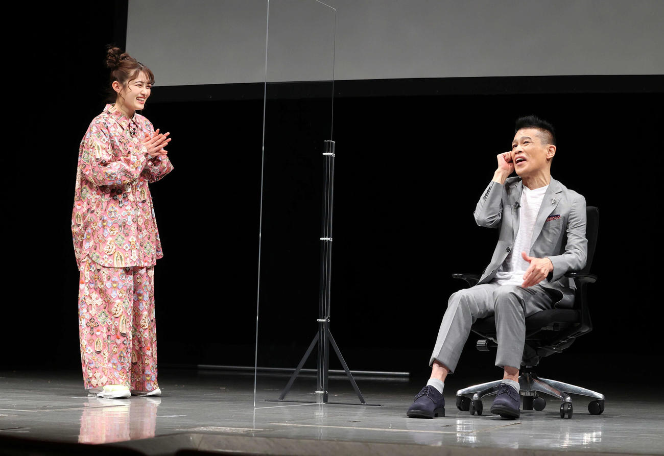 映画「アオラレ」のシーンを身ぶり手ぶりで再現する柳沢慎吾（右）。左は笑顔で見つめる井上咲楽（撮影・河野匠）