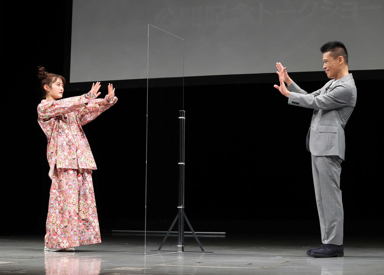 映画「アオラレ」公開記念トークショーでソーシャルディスタンスを意識する井上咲楽（左）と柳沢慎吾（撮影・河野匠）