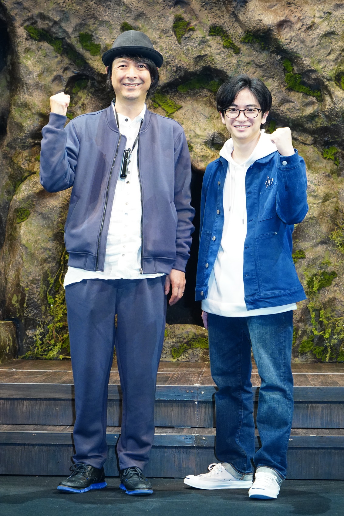 主演舞台「照くん、カミってる！～宇曾月家の一族殺人事件～」の初日を迎えた知念侑李（右）と河原雅彦氏