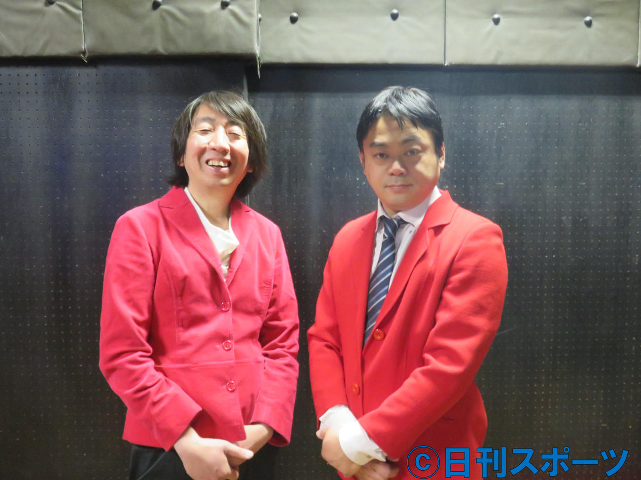 モダンタイムスのツッコミのとしみつ（左）とボケの川崎誠