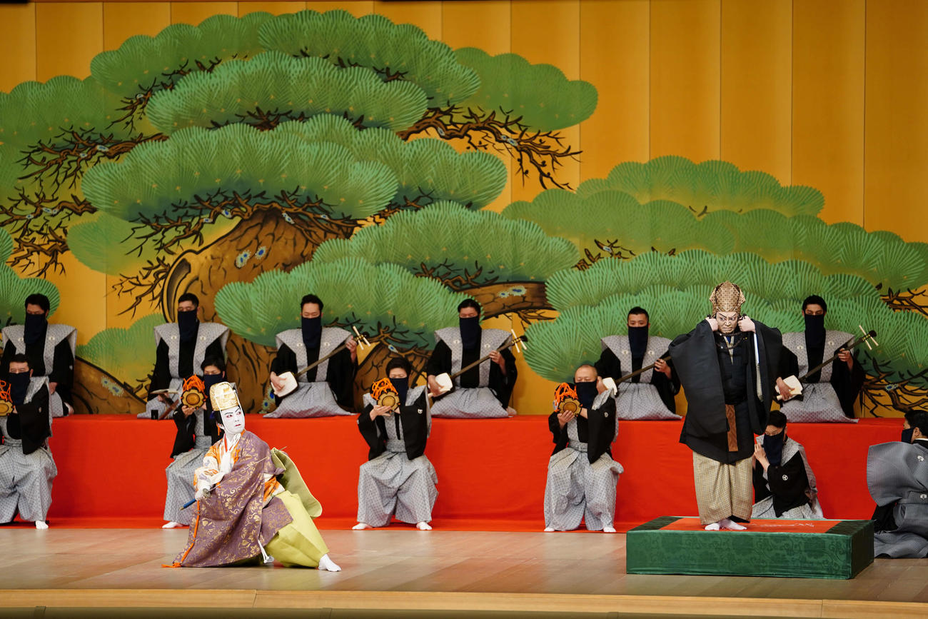 歌舞伎座「五月大歌舞伎」の第1部「土蜘」の、市川猿之助（左）、尾上松緑（松竹提供）