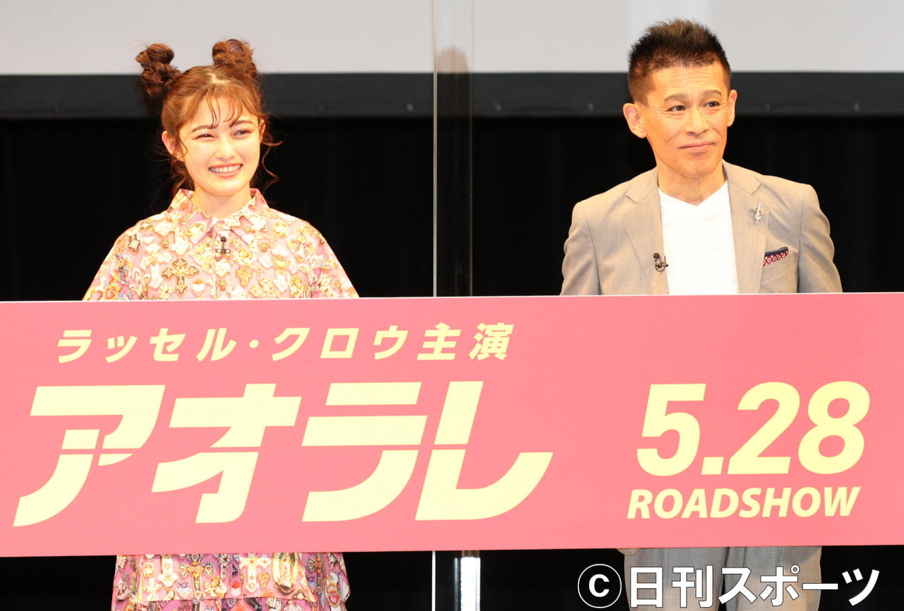 記念撮影に納まる柳沢慎吾（右）と井上咲楽（撮影・関根直人）