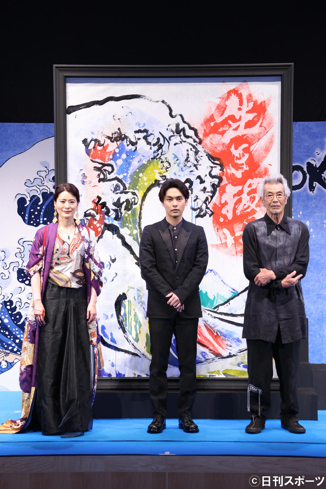 映画「HOKUSAI」公開イベントで記念撮影する左から書家の紫舟氏、柳楽優弥、田中泯。背景は紫舟氏のパフォーマンス作品（撮影・中島郁夫）