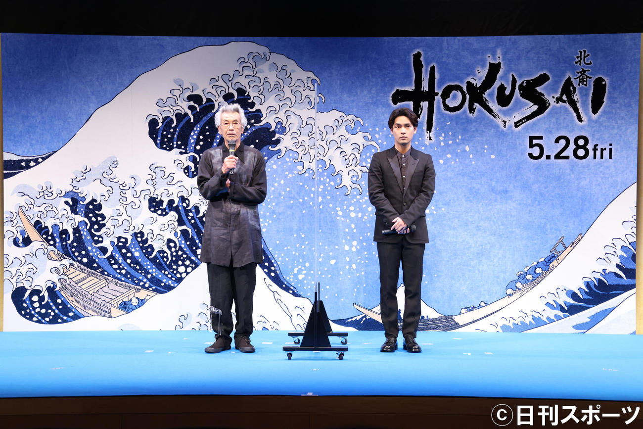 映画「HOKUSAI」公開イベントで舞台あいさつする田中泯（左）と柳楽優弥（撮影・中島郁夫）