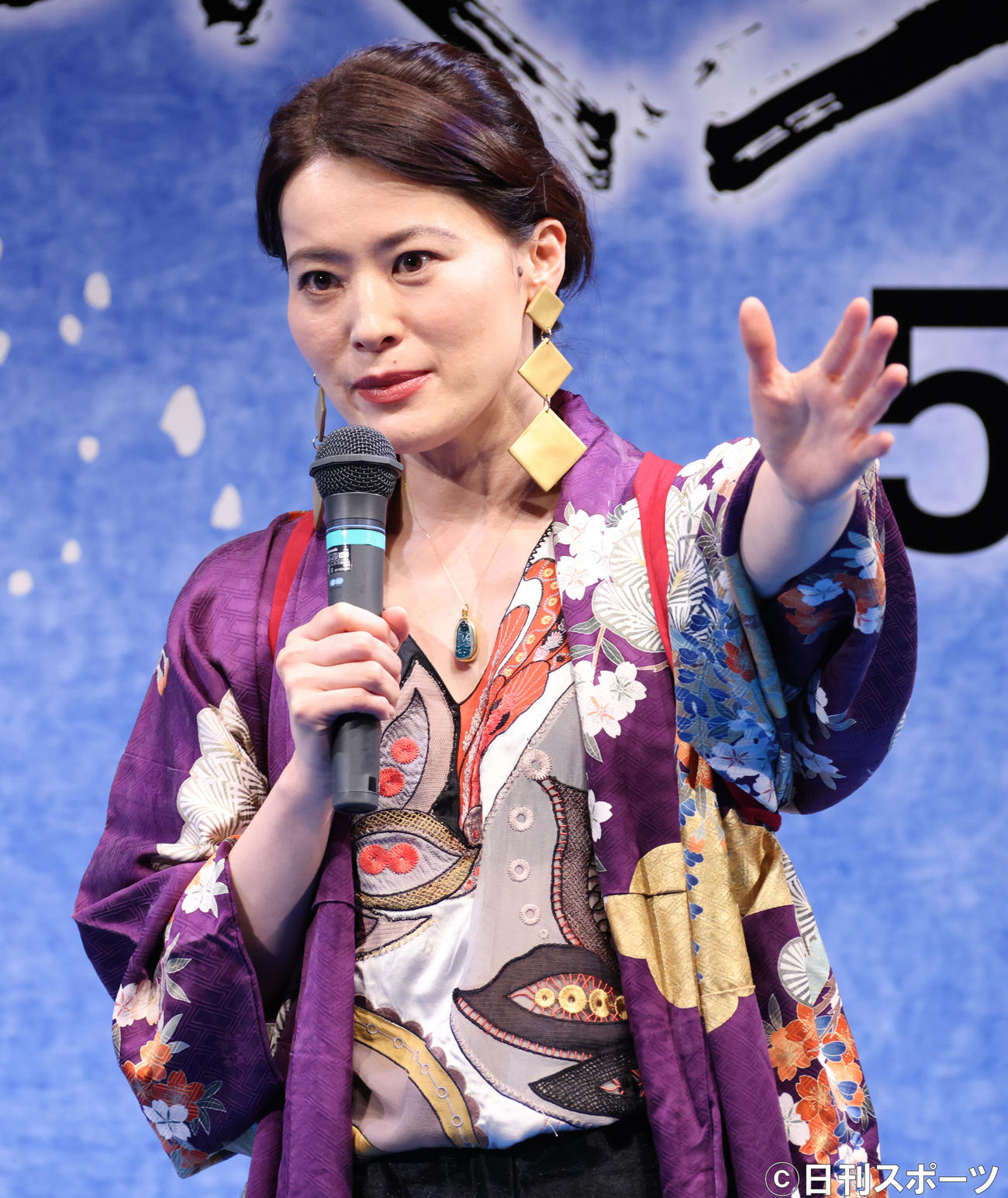 映画「HOKUSAI」公開イベントにゲスト出演する書家の紫舟氏（撮影・中島郁夫）