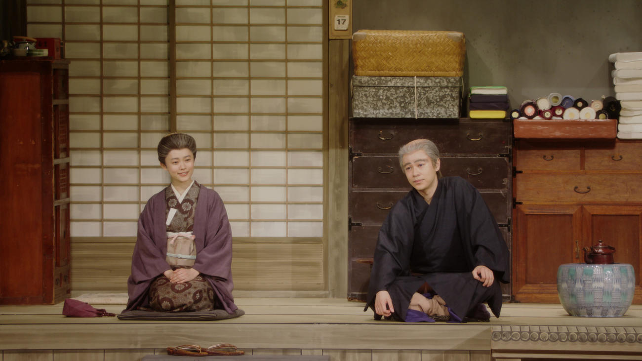 杉咲花（左）演じる再び舞台に立つ千代と、成田凌演じる一平