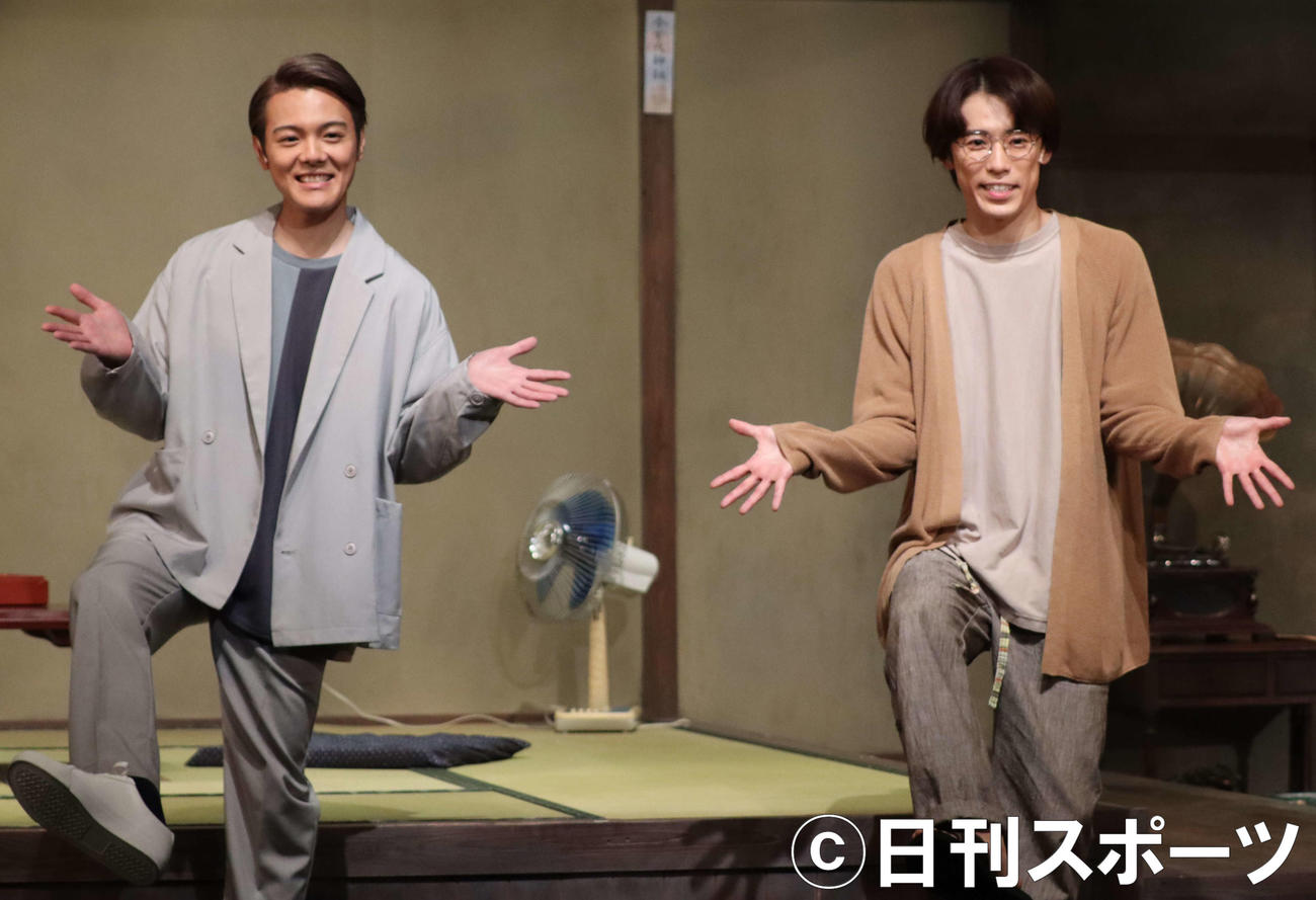 舞台「ッぱち！」ゲネプロ・囲み取材に出席した室龍太（左）とふぉ～ゆ～越岡裕貴（撮影・阿部泰斉）