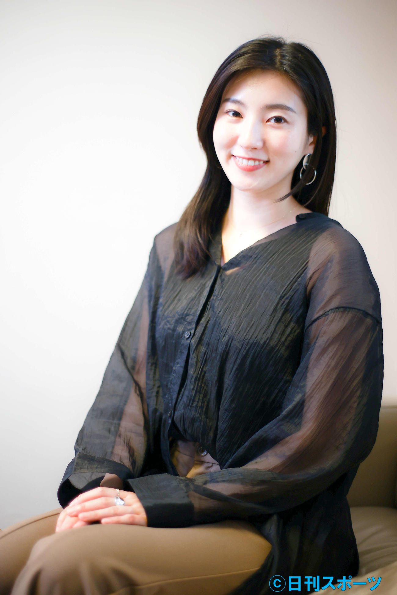 笑顔で写真に納まる福井セリナ（撮影・河田真司）