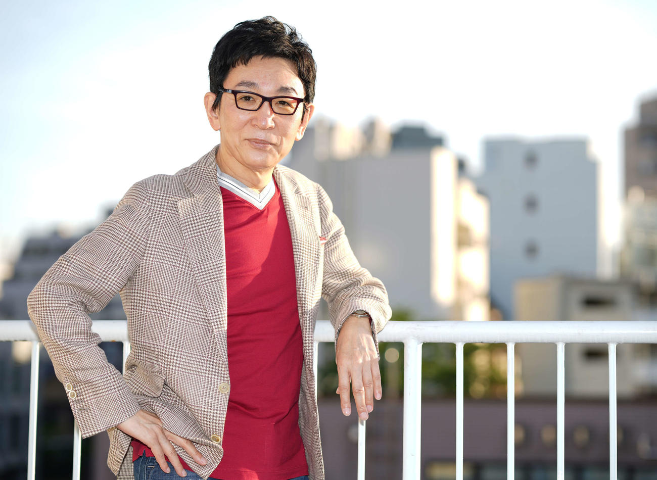 ポーズを決める古舘伊知郎（撮影・鈴木みどり）