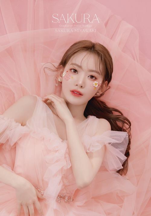卒業記念ブックレット「SAKURA MIYAWAKI“Graduation Visual Booklet”」を発売するHKT48宮脇咲良(C)Mercury